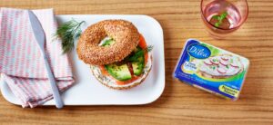 bagel-gerookte-zalm-avocado-verse-kaas-saumon-fume-avocat-fromage-frais